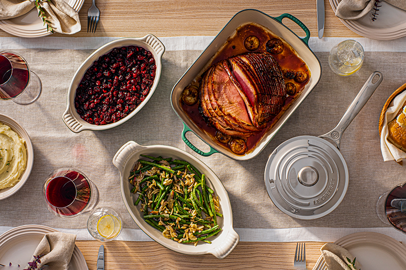 Jambon glacé au vin rouge avec haricots verts amandine et canneberges épicées